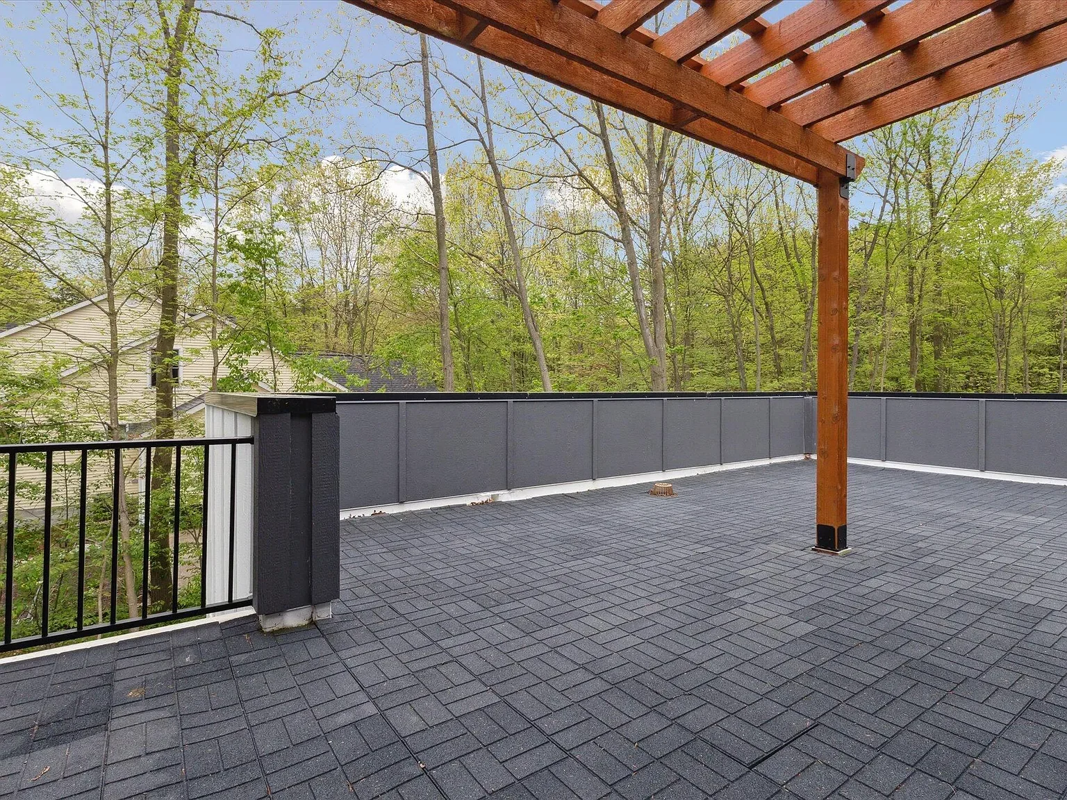 Rooftop deck with pergola overlooking the trees